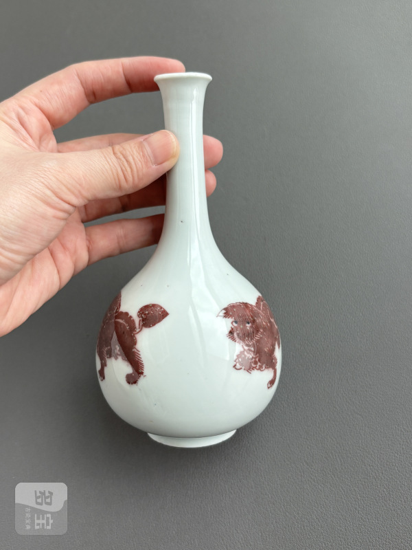 清康熙 釉里红瑞狮纹胆瓶 - 图6